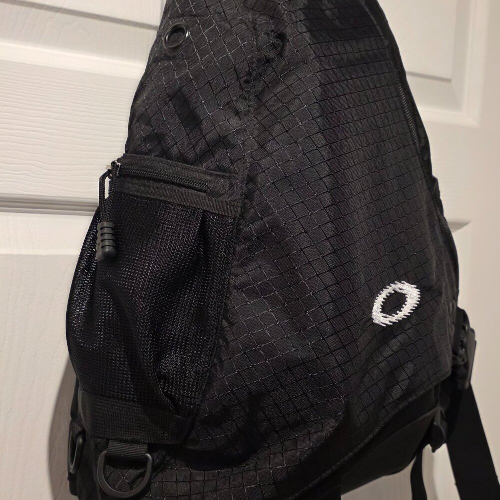 OAKLEY Tactical Sling Bag From The Oakley Design Team back in 2008 -Like New - Picture 10 of 12